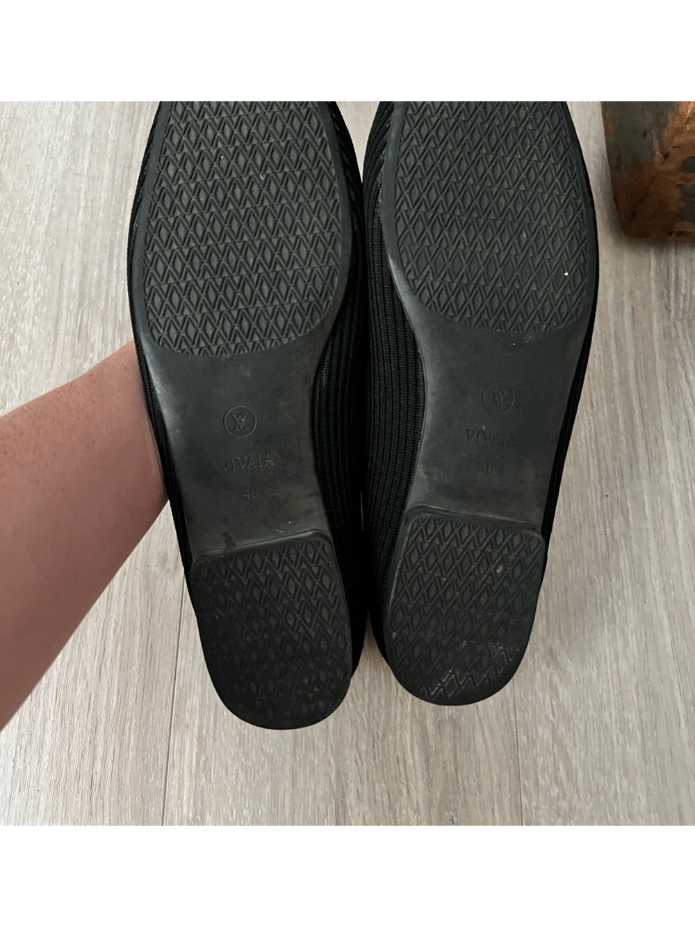 Vivaia Women’s Square-Toe Margot V-Cut Flats 1.0 - Size 9 (40) - Picture 8 of 9